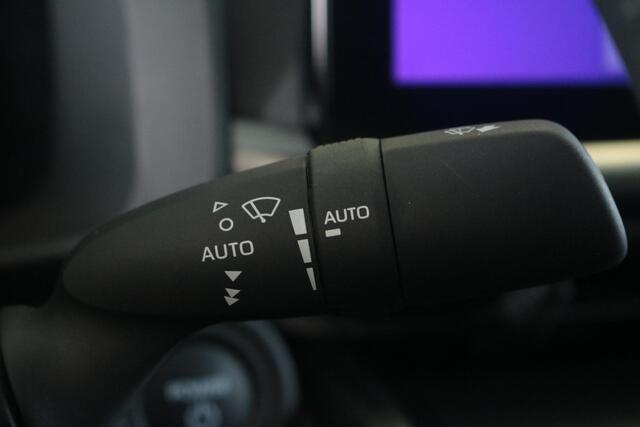 Toyota C-HR 2.0 Plug-in Hybrid 220 Dynamic Limit, Groot scherm