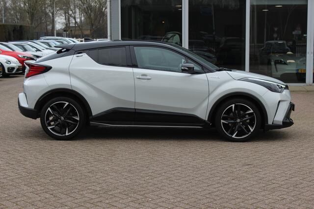 Toyota C-HR 1.8 Hybrid GR-Sport / Camera / JBL / Keyless / Leder&Alcantara / 19'' / CarPlay / Navigatie / Stoelverwarming / Dodehoek / DAB / ACC