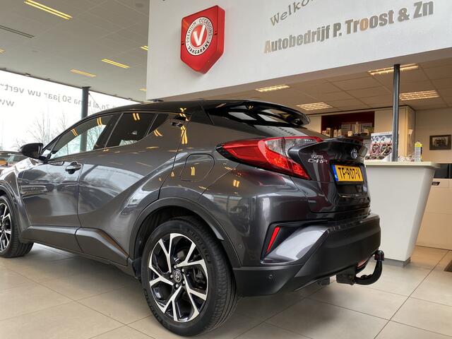 Toyota C-HR 1.8 Hybrid Bi-Tone,Automaat,Navigatie,Achteruitrijcamera,Climate&Cruisecontrol Adaptief,Trekhaak,Spraakbediening,Keyless,Stoelverwarming,V&A Sensoren,DAB,Dealer Onderhouden,18 Inch Lmv