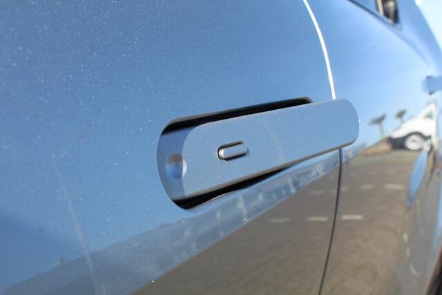 Toyota C-HR 1.8 Hybrid 140 First Edition Bi-Tone | Rijklaar | Apple/Android | Navi | Stoel-/Stuurverwarming | Dodehoekdetectie | Camera | Keyless | LED