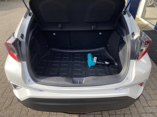 Toyota C-HR 1.8 Hybrid Bi-Tone / Automaat / Adaptieve Cruise-Control / Stoelverwarming / JBL-Audio / Dodehoek-Detectie / Afneembare-Trekhaak / Keyless / Climate-Control / Radio-Bluetooth / Navi / Camera / PDC V+A / 18'' LMV / All-Season / ENZ.