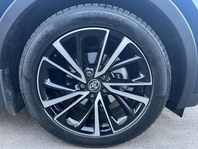 Toyota C-HR 1.8 Hybrid 140 Executive Auto vol luxe met zeer lage KM stand! Dodehoekdetectie, camera, cruise control, stoelverwarming, NL-auto, automaat!