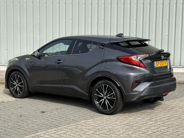 Toyota C-HR 1.8 Hybrid Executive / Dealer Onderhouden / Fabrieksgarantie t/m 05-2028 / Afneembare Trekhaak / All Seasonbanden / Navigatie / Camera / JBL Audio / Stoelverwarming / Adaptive Cruise Control / Climate Control /