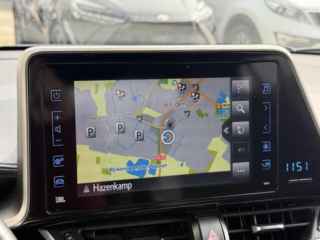 Toyota C-HR 1.8 Hybrid Executive / Dealer Onderhouden / Fabrieksgarantie t/m 05-2028 / Afneembare Trekhaak / All Seasonbanden / Navigatie / Camera / JBL Audio / Stoelverwarming / Adaptive Cruise Control / Climate Control /