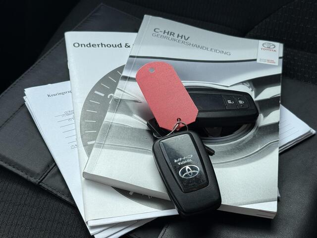 Toyota C-HR 1.8 Hybrid Executive / Dealer Onderhouden / Fabrieksgarantie t/m 05-2028 / Afneembare Trekhaak / All Seasonbanden / Navigatie / Camera / JBL Audio / Stoelverwarming / Adaptive Cruise Control / Climate Control /