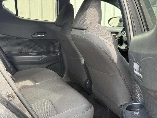 Toyota C-HR 1.8 Hybrid Executive / Dealer Onderhouden / Fabrieksgarantie t/m 05-2028 / Afneembare Trekhaak / All Seasonbanden / Navigatie / Camera / JBL Audio / Stoelverwarming / Adaptive Cruise Control / Climate Control /