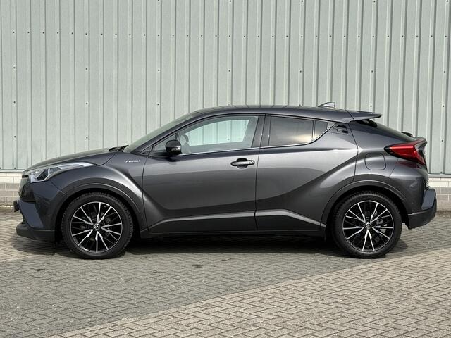 Toyota C-HR 1.8 Hybrid Executive / Dealer Onderhouden / Fabrieksgarantie t/m 05-2028 / Afneembare Trekhaak / All Seasonbanden / Navigatie / Camera / JBL Audio / Stoelverwarming / Adaptive Cruise Control / Climate Control /