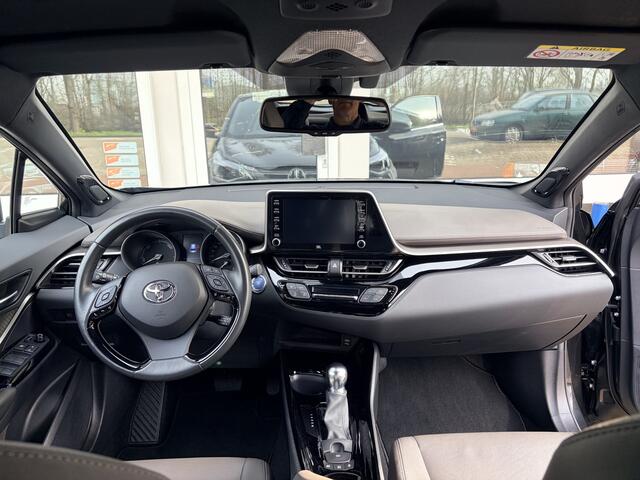 Toyota C-HR 1.8 Hybrid Executive 23.000 K.M. Verw.+in hoogte verst.b. stoelen/Leder stuur+bekl.//Navi Full M./Achteruitrij cam./Park.sens. v+a/Keyless entry+start/Dodehoek detect./Adapt. kopl.+cruisecontr./Audio instal. Premium/18 Inch
