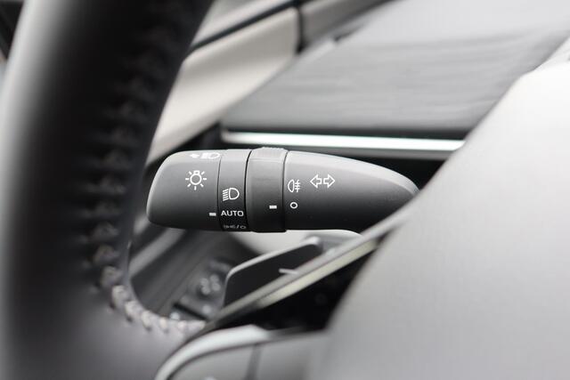 Toyota C-HR Executive AWD 77 kWh, Pano, JBL, 360 Camera, Apple Carplay / Android Auto.