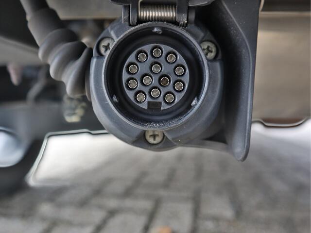 Toyota C-HR 2.0 Hybrid Business Plus Bi-Tone | Navigatie | Camera | Stoelverwarming | Afneembare Trekhaak | Cruise Control |