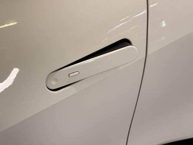 Toyota C-HR 2.0 Plug-in Hybrid 220 First Edition | 12,3" scherm | Stuurverwarming | All season banden |