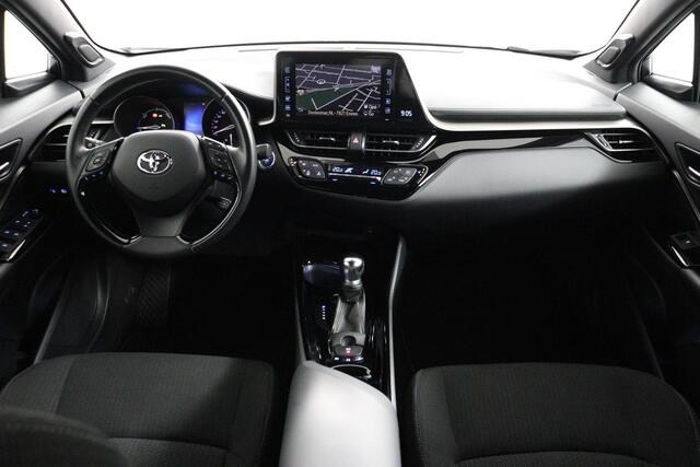 Toyota C-HR 1.8 Hybrid Style | Trekhaak | All Season Banden | Parkeersensoren | Blindspot Monitor | Stoelverwarming |