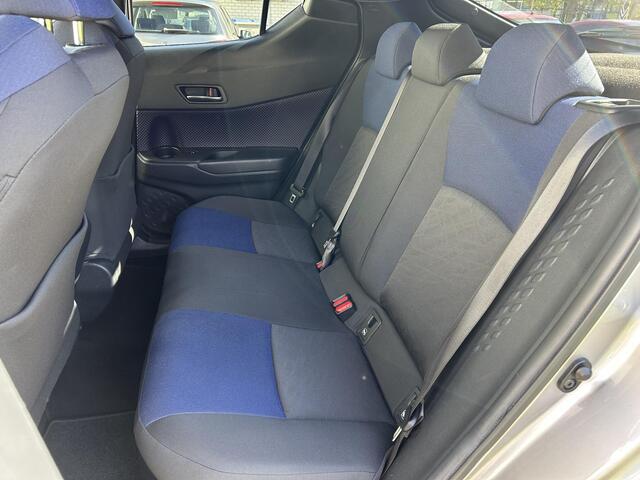 Toyota C-HR 1.8 Hybrid Bi-Tone Plus / JBL Audio / Trekhaak / Adaptief Cruise Control / Achteruitrijcamera / Climate Control / Navigatie / Parkeersensoren / 18'' LM Velgen /