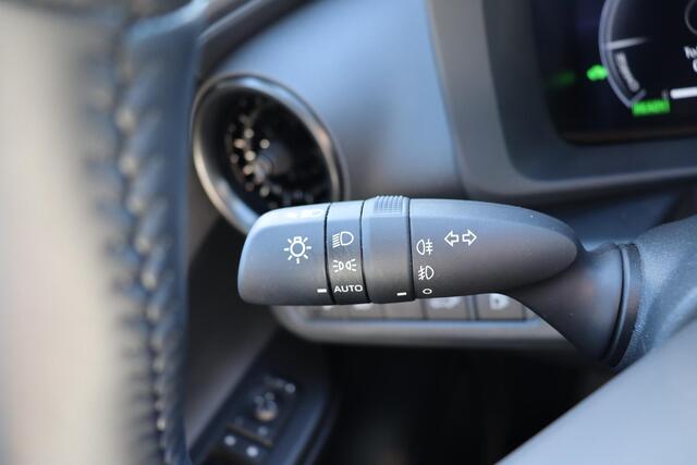 Toyota C-HR 1.8 Hybrid 140 First Edition, Limited Bi-Tone Stoel- Stuurverwarming