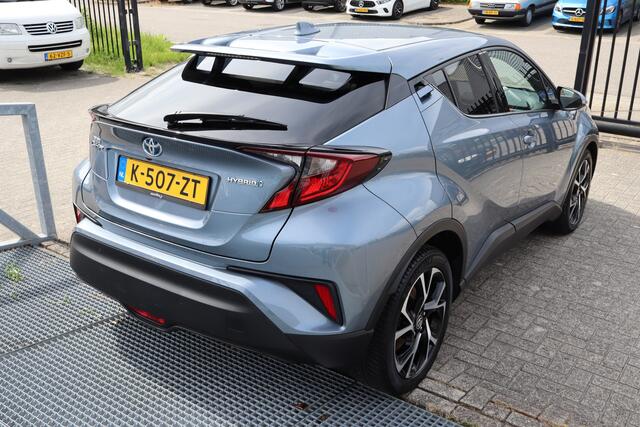 Toyota C-HR 1.8 Hybrid Business Plus Stoelverwarming/Achteruitrijcamera/JBL Audio/Navigatie/DAB/Bluetooth/Climate control/18 inch Licht metaal 2E PINKSTERDAG GEOPEND VAN 12:00 TOT 17:00 (ROTTERDAM&HELLEVOETSLUIS)