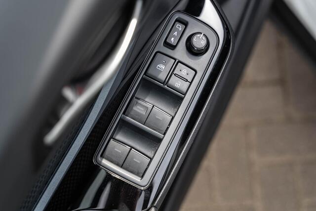 Toyota C-HR 2.0 Hybrid Executive Trekhaak | Achteruitrijcamera | Stuurwiel Verwarming | Verwarmde Voorstoelen | Cruise Control | Dodehoek Assistentie | Lane Assist |