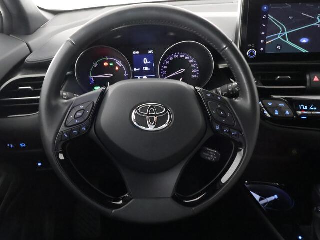 Toyota C-HR 1.8 HYBRID BI-TONE LUXERY LINE GARANTIE 5-2032 TREKHAAK. 4 SEIZOENEN BANDEN.NAVIGATIE. STUUR EN STOELVERWARMING. HALF LEDER