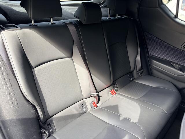 Toyota C-HR 1.8 Hybrid Style Lederen bekleding/Autom. airco/Audio Primium/Verw. buitenspieg./Cruise contr. adapt./Dode hoek detectie/Navi Full map/Parkeersens. v.+a./Verw. voorstoelen/L/M 18 Inch