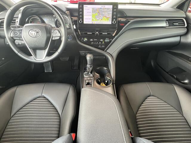 Toyota CAMRY 2.5 Hybrid Dynamic Navigatie ACC Camera Led Koplampen 18 Inch Velgen Apple Carplay Elek Stoel Stoelverwarming DAB Parkeersensoren v+a NL Auto 1e Eigenaar BTW Auto