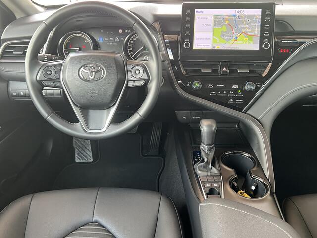 Toyota CAMRY 2.5 Hybrid Dynamic Navigatie ACC Camera Led Koplampen 18 Inch Velgen Apple Carplay Elek Stoel Stoelverwarming DAB Parkeersensoren v+a NL Auto 1e Eigenaar BTW Auto