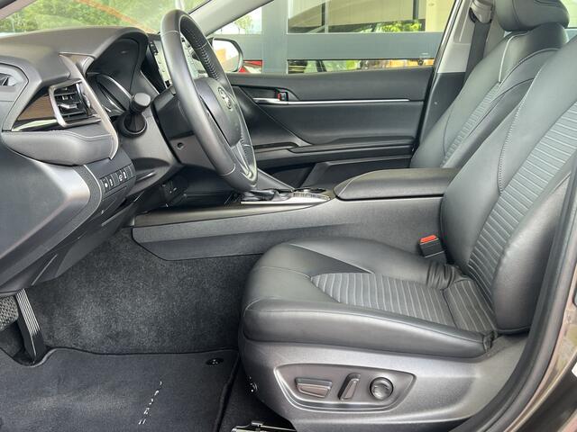 Toyota CAMRY 2.5 Hybrid Dynamic Navigatie ACC Camera Led Koplampen 18 Inch Velgen Apple Carplay Elek Stoel Stoelverwarming DAB Parkeersensoren v+a NL Auto 1e Eigenaar BTW Auto