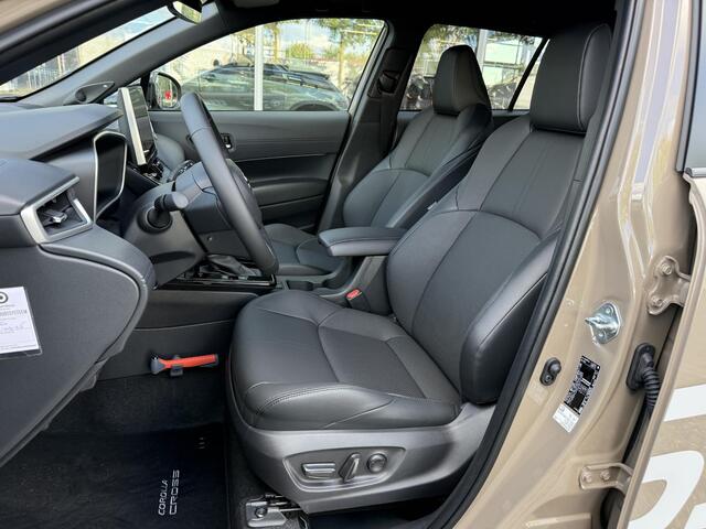 Toyota COROLLA Cross Hybrid 180 Executive **STOEL EN STUURWIELVERWARMING/ DODEHOEK DETECTIE/ 360 CAMERA/ PARKEERSENSOREN**