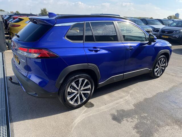 Toyota COROLLA Cross 2.0 High Power Hybrid First Edition CVT automaat Nieuw geleverd en onderhouden ! Auto vol luxe! incl: Apple CarPlay/Android Auto, Trekhaak 13-polig, achteruitrij camera, parkeersensoren, dodehoek detectie, navigatie, Apple CarPlay/Android Auto, stoe