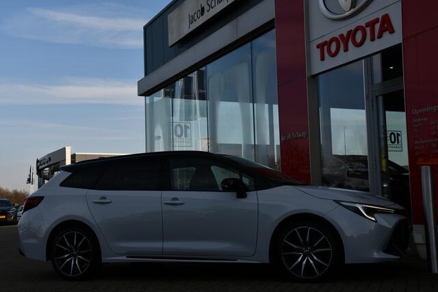 Toyota COROLLA Touring Sports Hybrid 200 GR Sport Plus Automaat 197pk | Dodehoekdetectie | Lederen interieur | Sportstoelen | HUD | NL-auto |
