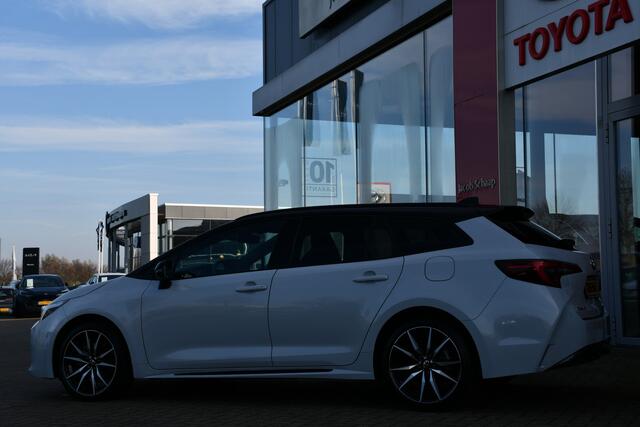 Toyota COROLLA Touring Sports Hybrid 200 GR Sport Plus Automaat 197pk | Dodehoekdetectie | Lederen interieur | Sportstoelen | HUD | NL-auto |