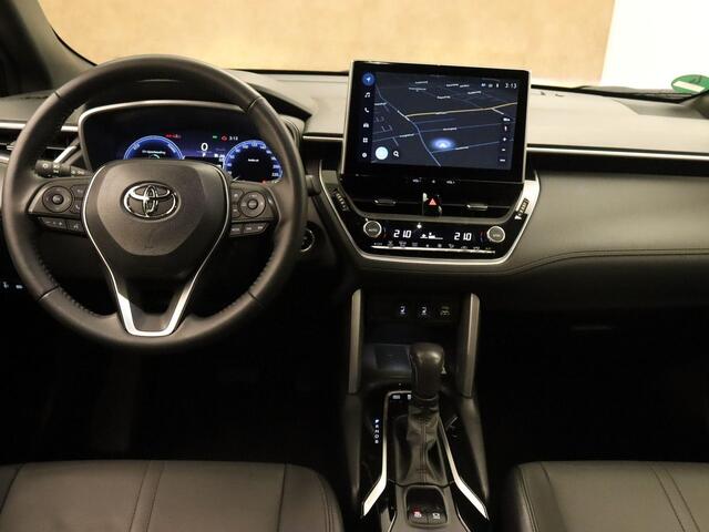 Toyota COROLLA Cross 2.0 High Power Hybrid First Edition - ORIGINEEL NEDERLANDSE AUTO - AFKOMSTIG VAN 1E EIGENAAR - 18 INCH LICHT METALEN VELGEN - DRAADLOZE TELEFOONLADER - ELEKTRISCHE ACHTERKLEP - THUISKOMER - VOORSTOELEN VERWARMD - PARKEERSENSOREN VOOR/ ACHTER - DEELS
