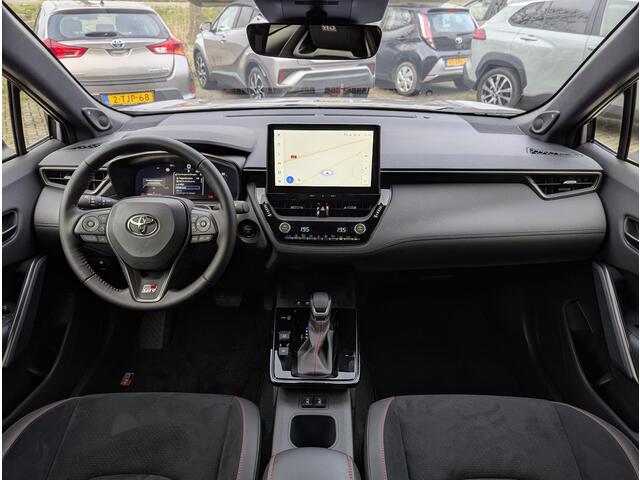 Toyota COROLLA Cross Hybrid 180 GR Sport | JBL | PDC V+A | Stoel- stuurverwarming | Sportstoelen | BSM | Elek. achterklep