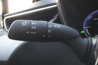 toyota-corolla-touring-sports-hybri