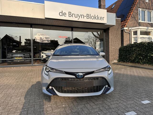 Toyota COROLLA Touring Sports 1.8 Hybrid Dynamic Manhattan Grey, mooiste kleur Automaat stoel- en stuurverwaming / parkeersensoren voor en achter / Blind Spot Monitor / afneembare trekhaak / winterbandenset / Apple Carplay / Android Auto / parkeercamera / Toyota 10 jaar