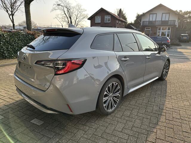 Toyota COROLLA Touring Sports 1.8 Hybrid Dynamic Manhattan Grey, mooiste kleur Automaat stoel- en stuurverwaming / parkeersensoren voor en achter / Blind Spot Monitor / afneembare trekhaak / winterbandenset / Apple Carplay / Android Auto / parkeercamera / Toyota 10 jaar