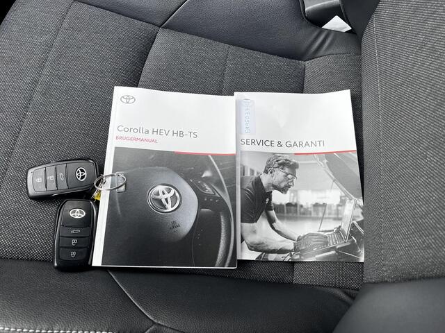 Toyota COROLLA Touring Sports Hybrid 140 Dynamic Automaat / Fabrieksgarantie tot 10 jaar mogelijk / Navigatie / Adaptieve CC / Achteruitrijcamera / Stuur- en stoelverwarming / Apple Carplay Android / 17" LM wielen + All Season banden /