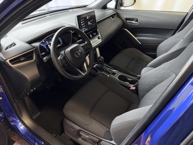Toyota COROLLA Cross 12/2024 HYBRID 140 STYLE LED KEYLESS CARPLAY NAVI CAMERA STOEL/STUUR VERW. ELEK.KLEP ADAP CRUISE PDC ? Top Auto's Wijchen , Al 30 Jaar verkoop van Toyota , Type's Launch / Executive / Dynamic / First Edition / Business / Zowel Phev / Hev / Benzine /
