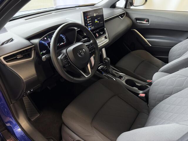 Toyota COROLLA Cross 12/2024 HYBRID 140 STYLE LED KEYLESS CARPLAY NAVI CAMERA STOEL/STUUR VERW. ELEK.KLEP ADAP CRUISE PDC ? Top Auto's Wijchen , Al 30 Jaar verkoop van Toyota , Type's Launch / Executive / Dynamic / First Edition / Business / Zowel Phev / Hev / Benzine /