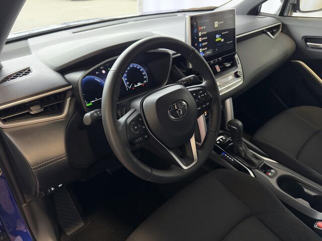 Toyota COROLLA Cross 12/2024 HYBRID 140 STYLE LED KEYLESS CARPLAY NAVI CAMERA STOEL/STUUR VERW. ELEK.KLEP ADAP CRUISE PDC ? Top Auto's Wijchen , Al 30 Jaar verkoop van Toyota , Type's Launch / Executive / Dynamic / First Edition / Business / Zowel Phev / Hev / Benzine /