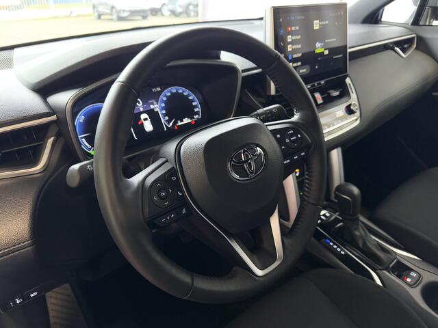 Toyota COROLLA Cross 12/2024 HYBRID 140 STYLE LED KEYLESS CARPLAY NAVI CAMERA STOEL/STUUR VERW. ELEK.KLEP ADAP CRUISE PDC ? Top Auto's Wijchen , Al 30 Jaar verkoop van Toyota , Type's Launch / Executive / Dynamic / First Edition / Business / Zowel Phev / Hev / Benzine /