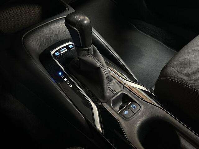 Toyota COROLLA 1.8 Hybrid Sport Automaat (NAVIGATIE, CLIMATE, CAMERA, SPORTSTOELEN, ADAPTIVE CRUISE, LM VELGEN, ZWART HEMEL, NIEUWSTAAT)