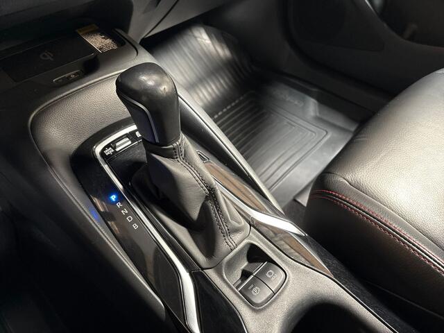 Toyota COROLLA 1.8 Hybrid Sport Automaat (NAVIGATIE, LEDER, VIRTUAL COCKPIT, CAMERA, SPORTSTOELEN, GETINT GLAS, ADAPTIVE CRUISE, NIEUWE APK, NIEUWSTAAT)