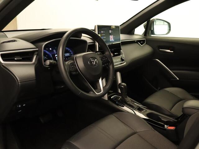 Toyota COROLLA Cross Hybrid 140 Style - ORIGINEEL NEDERLANDSE AUTO - AFKOMSTIG VAN 1E EIGENAAR - NAVIGATIE - ELEKTRISCHE ACHTERKLEP - LENDENSTEUN BESTUURDERSSTOEL - VOORSTOELEN VERWARMD - DODEHOEK DETECTIE - KEYLESS ENTRY/ START - 18 INCH LICHT METALEN VELGEN