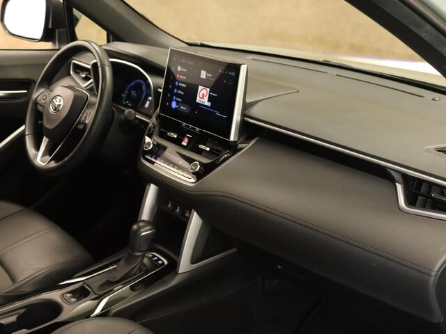 Toyota COROLLA Cross Hybrid 140 Style - ORIGINEEL NEDERLANDSE AUTO - AFKOMSTIG VAN 1E EIGENAAR - NAVIGATIE - ELEKTRISCHE ACHTERKLEP - LENDENSTEUN BESTUURDERSSTOEL - VOORSTOELEN VERWARMD - DODEHOEK DETECTIE - KEYLESS ENTRY/ START - 18 INCH LICHT METALEN VELGEN