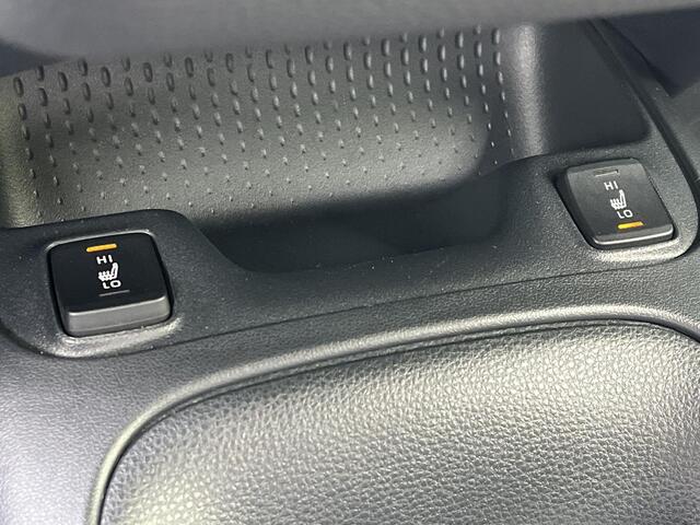 Toyota COROLLA Sedan 1.8 Hybrid Dynamic | Parkeersensoren | Carplay | Stoelverwarming | 17 inch LM-velgen |