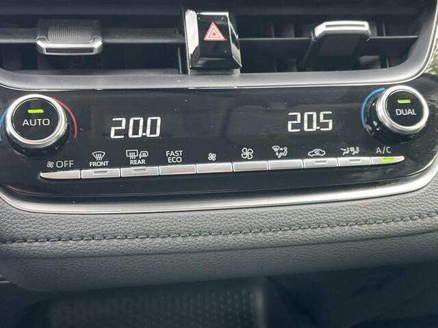Toyota COROLLA Sedan 1.8 Hybrid Dynamic | Parkeersensoren | Carplay | Stoelverwarming | 17 inch LM-velgen |