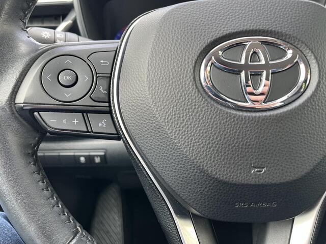 Toyota COROLLA Sedan 1.8 Hybrid Dynamic | Parkeersensoren | Carplay | Stoelverwarming | 17 inch LM-velgen |