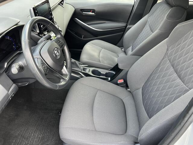 Toyota COROLLA Sedan 1.8 Hybrid Dynamic | Parkeersensoren | Carplay | Stoelverwarming | 17 inch LM-velgen |
