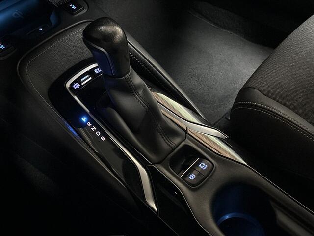 Toyota COROLLA 1.8 Hybrid Dynamic Automaat (APPLE CARPLAY, LEDER, STOELVERWARMING, CAMERA, SPORTSTOELEN, ADAPTIVE CRUISE, GETINT GLAS, ZWART HEMEL, NIEUWSTAAT)