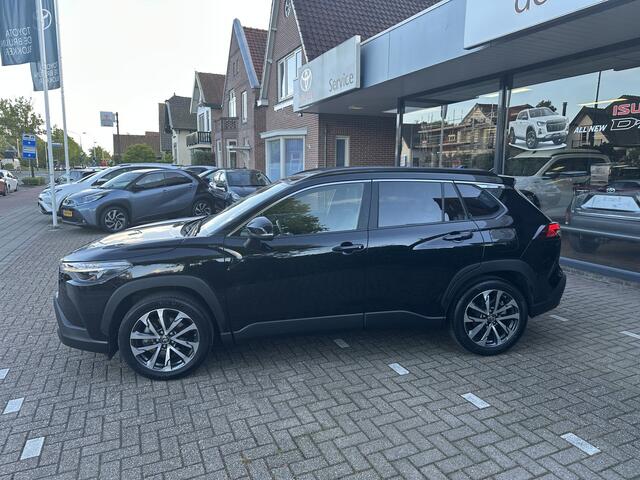 Toyota COROLLA Cross 2.0 High Power Hybrid First Edition, origineel Nederlandse auto, 1e eigenaar, dealeronderhouden, trekhaak, parkeersensoren voor en achter, Apple Carplay, Android Auto, halflederen bekleding, stoelverwarming, Toyota 10 jaar garantie programma, Toyota