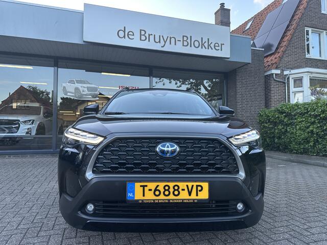 Toyota COROLLA Cross 2.0 High Power Hybrid First Edition, origineel Nederlandse auto, 1e eigenaar, dealeronderhouden, trekhaak, parkeersensoren voor en achter, Apple Carplay, Android Auto, halflederen bekleding, stoelverwarming, Toyota 10 jaar garantie programma, Toyota